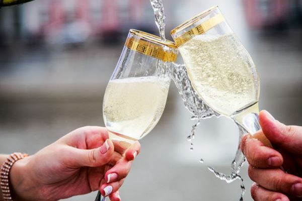 Сколько бокалов шампанского можно выпить на Новый год: комментарий доктора