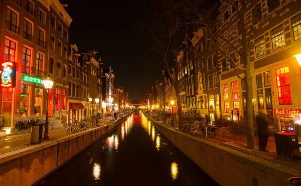 Куда перенесут квартал красных фонарей в Амстердаме